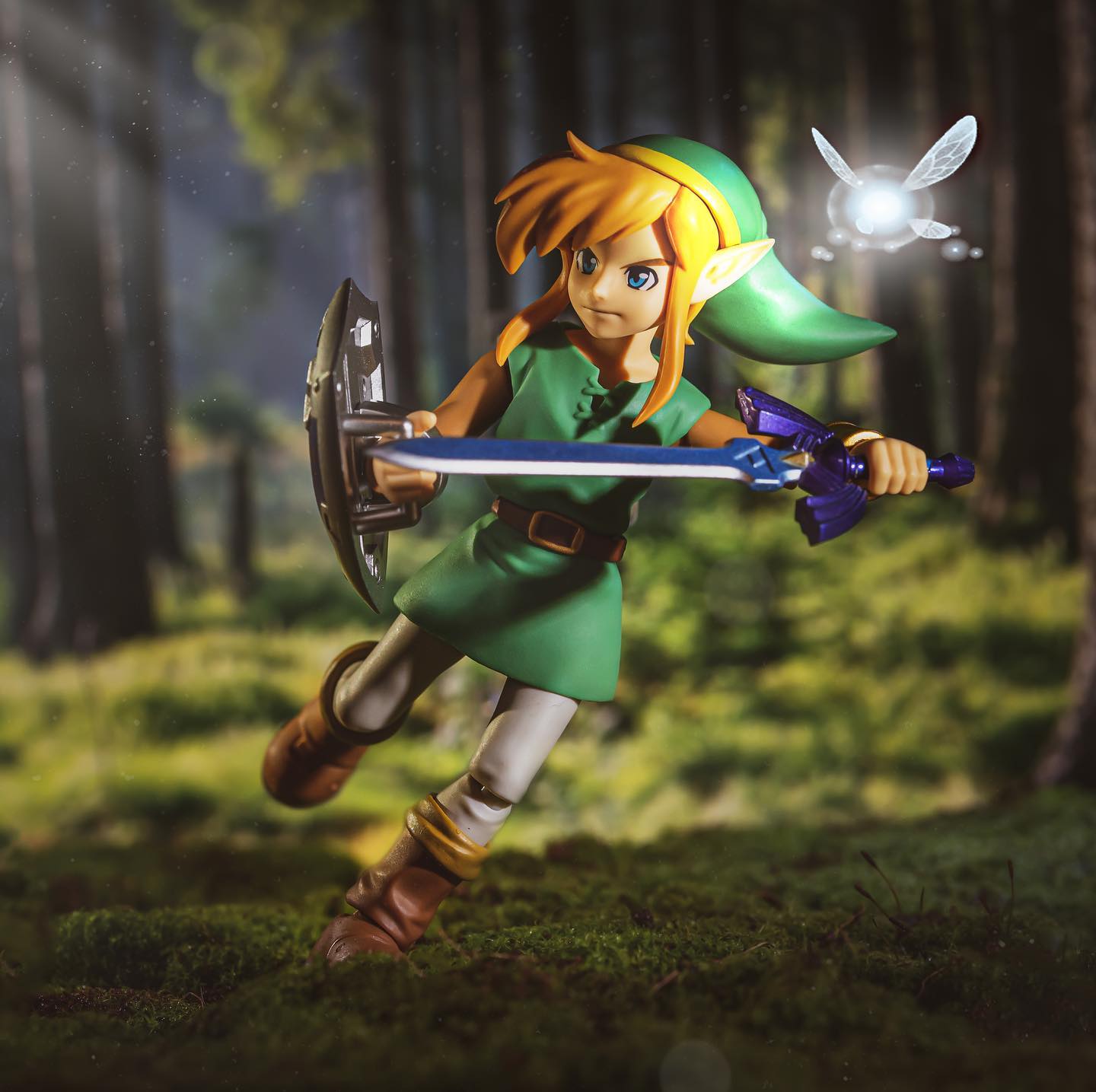 Link is on the attack with Navi lighting the way