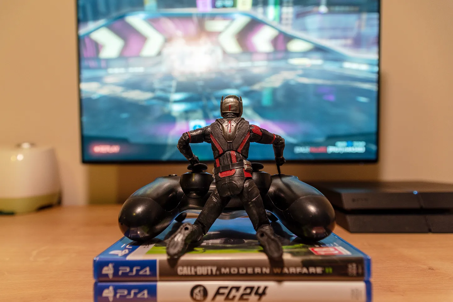 Antman enjoys a bit of gaming I'm some downtime.....can't beat a bit of rocket league!