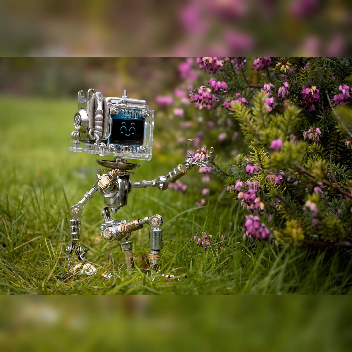 It is with great pleasure I share with you some images of the fantastic 'Moodbot' robot build from · 4
