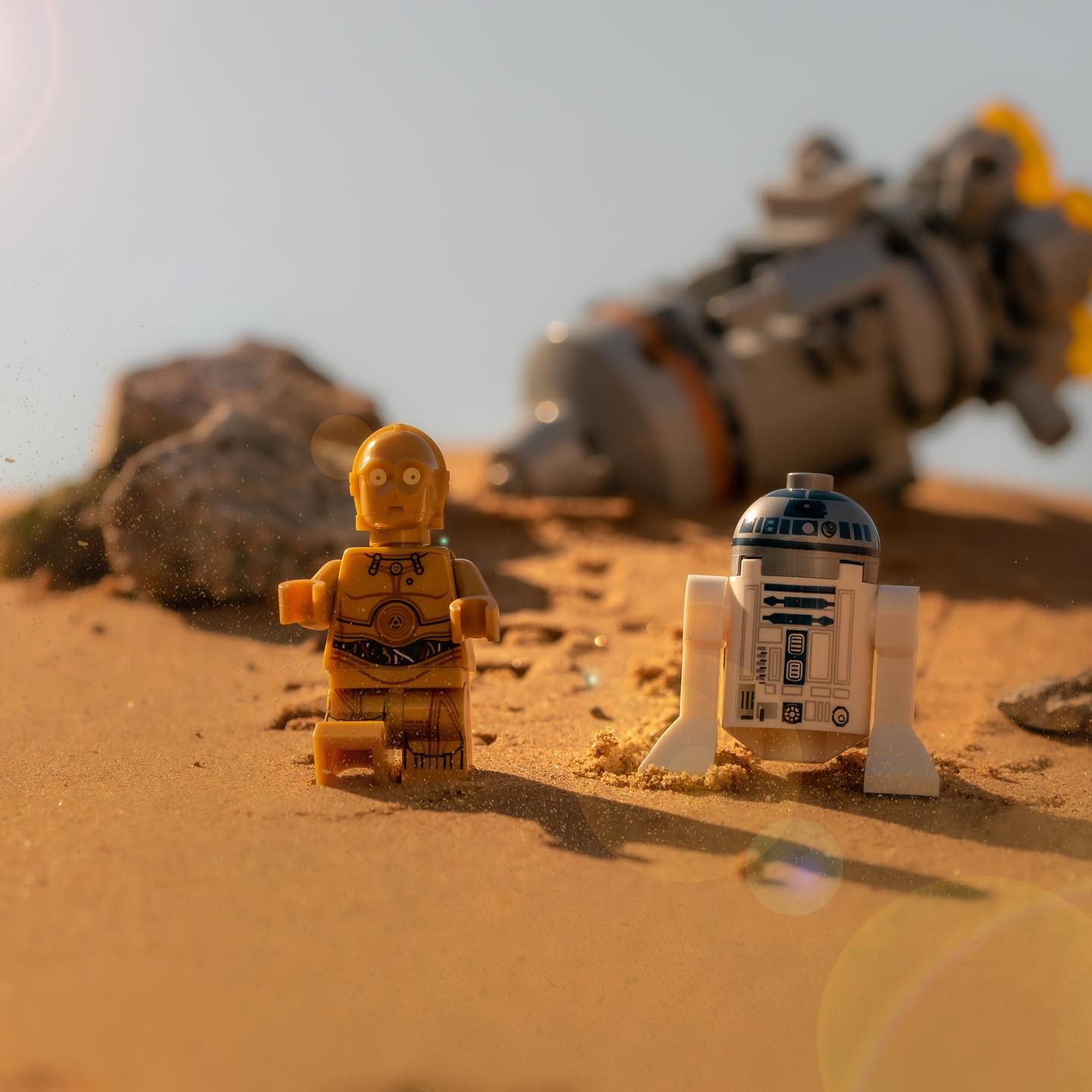 R2 and c3po escape scene